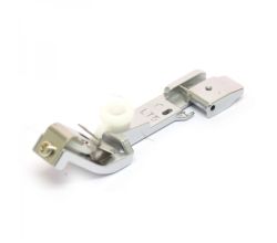 Patka pro všívání gumy pro overlocky Brother X76663001 (SA212)