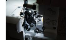 Overlock Singer SE017 - rozbalené